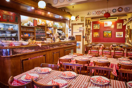 Dîner dans un bouchon lyonnais